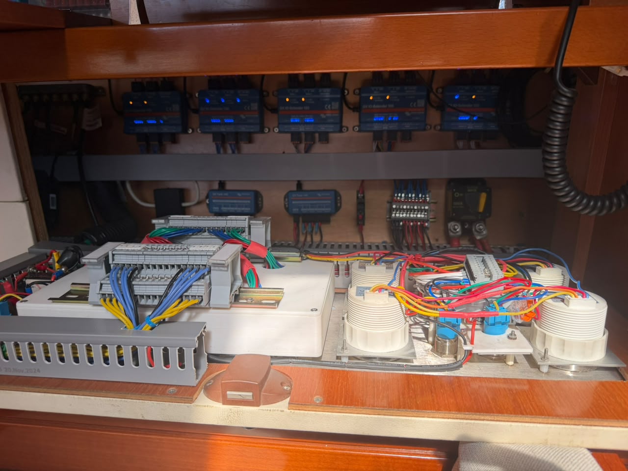 ELECTRICIDAD - Yacht Watch